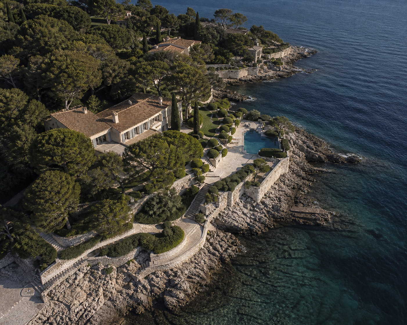 Une propriété du Cap d'Antibes installée au bord de la Méditerranée